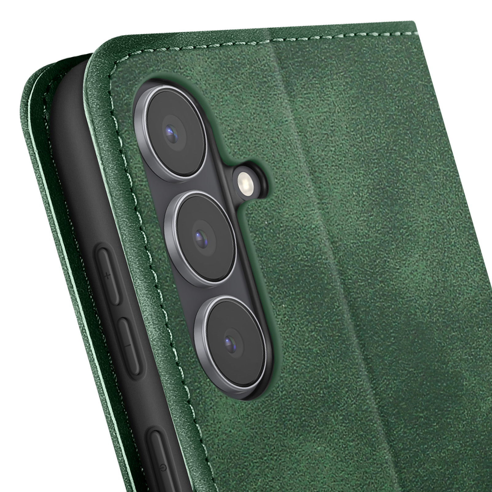 Primo piano di una custodia verde per telefono con modulo fotocamera. La custodia ha bordi cuciti. Un telefono nero dentro.