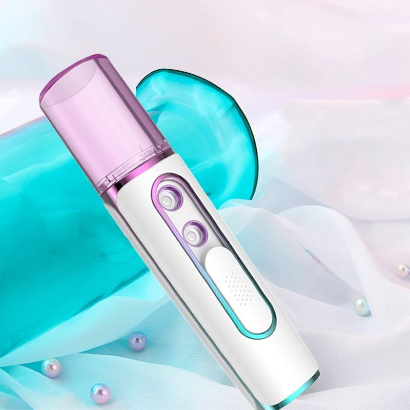 Ein weiß-violetter Gesichtssprüher auf weiß-blauem Stoffhintergrund mit Perlen und einer teal Form.