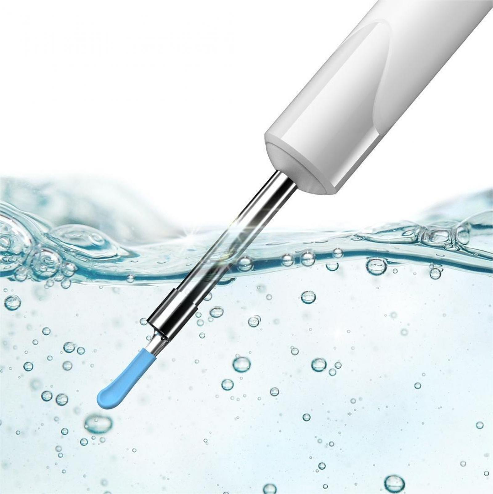 Ein weißes und silbernes medizinisches Werkzeug mit blauem Ende ist in klares Wasser mit Blasen getaucht.