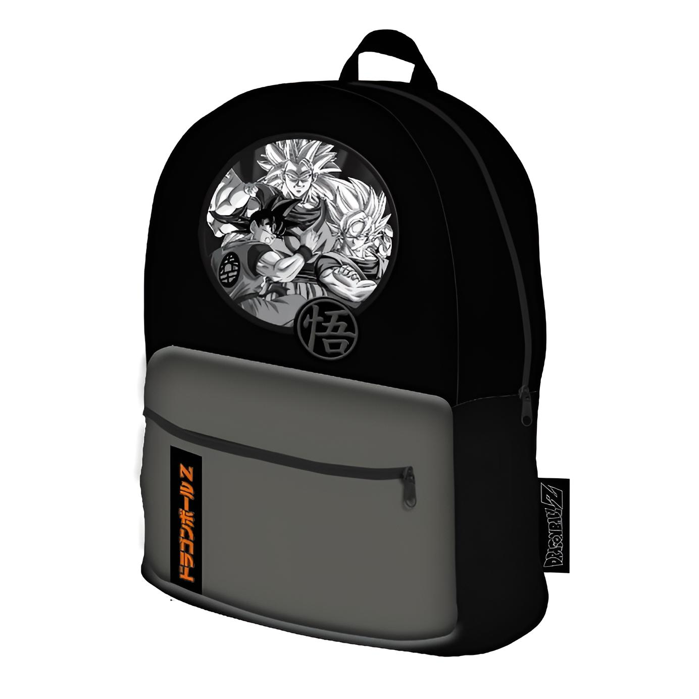 Schwarzer Rucksack mit rundem Bild von Dragon Ball Z Charakteren. Er hat eine graue Vordertasche und japanischen Text.