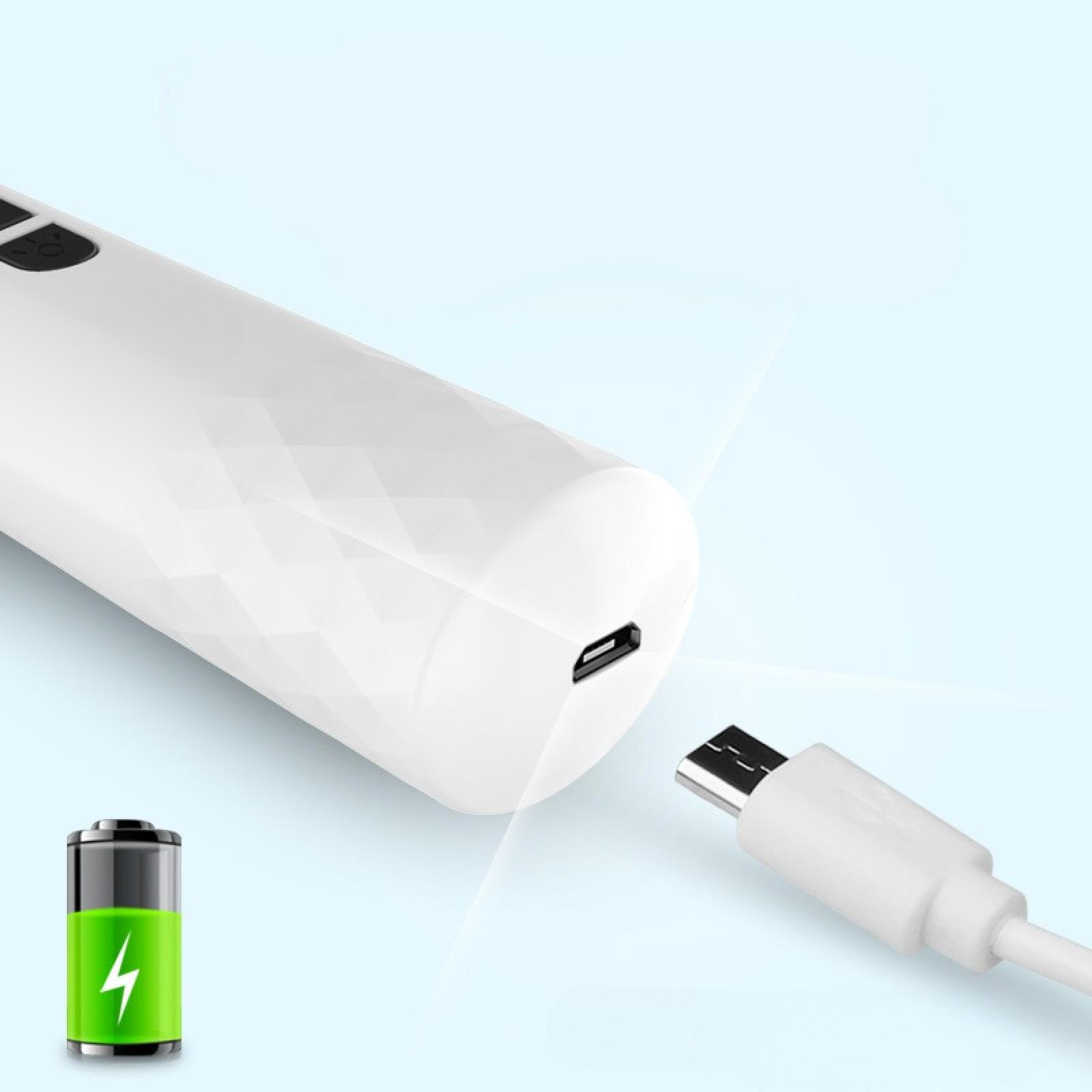 Weißes Gerät mit USB-Anschluss, weißes Kabel und ein Akkusymbol, das eine Ladung anzeigt. Hellblauer Hintergrund.