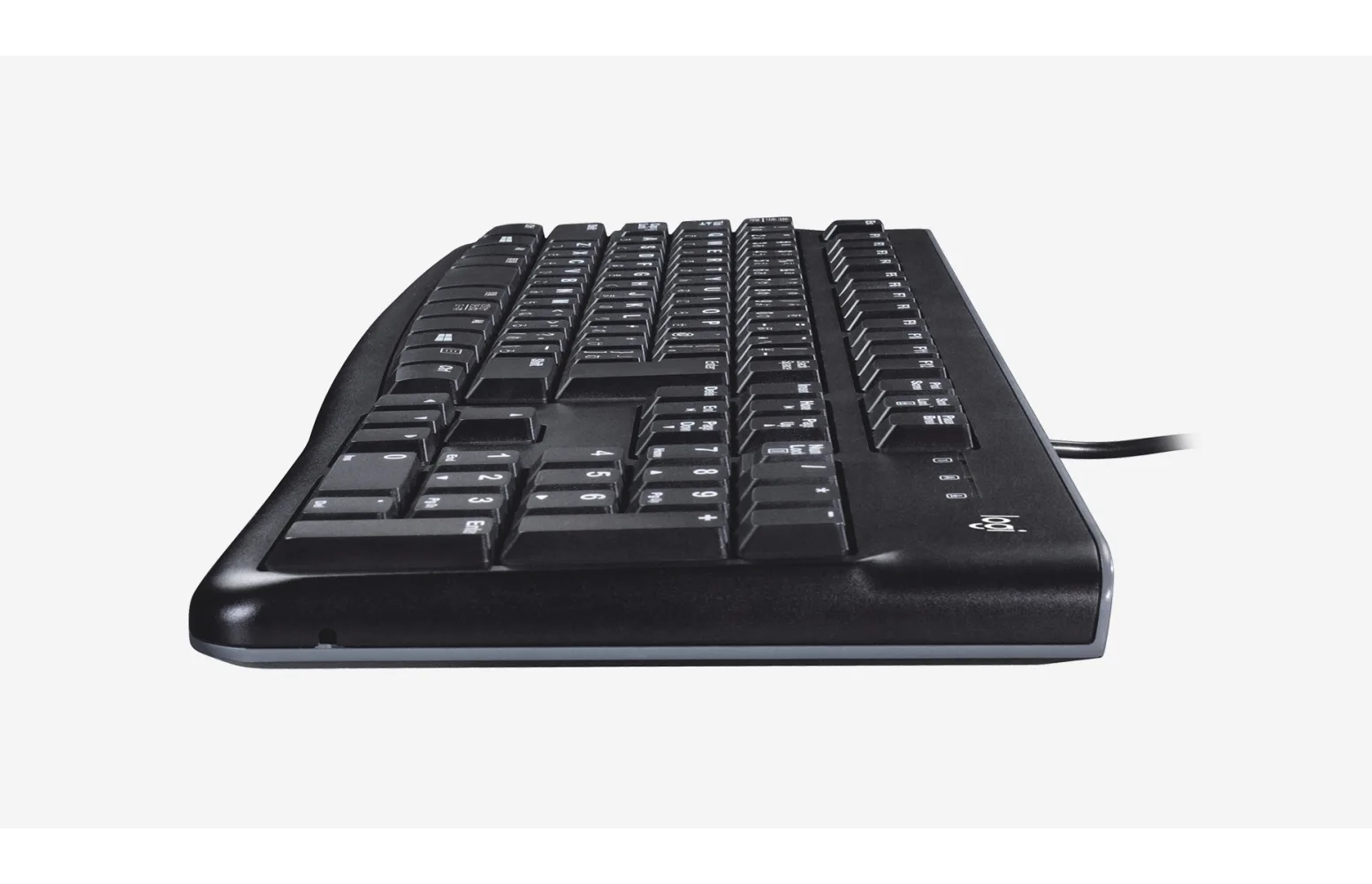 Czarna klawiatura Logitech na białym tle. Klawisze są widoczne. Klawiatura jest pod kątem.