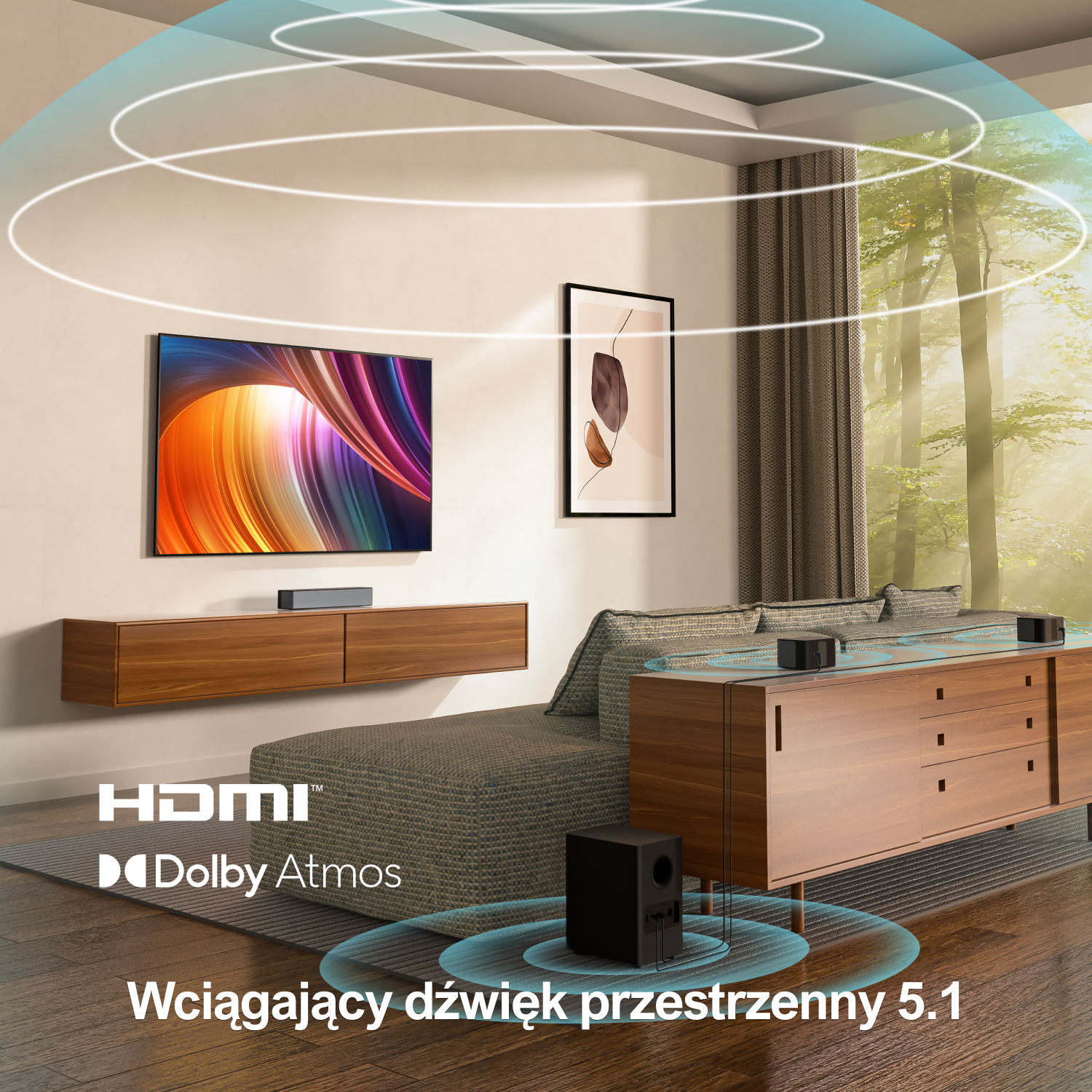 Nowoczesny salon z telewizorem, systemem dźwiękowym i sztuką abstrakcyjną. Okno z widokiem na drzewa w tle.