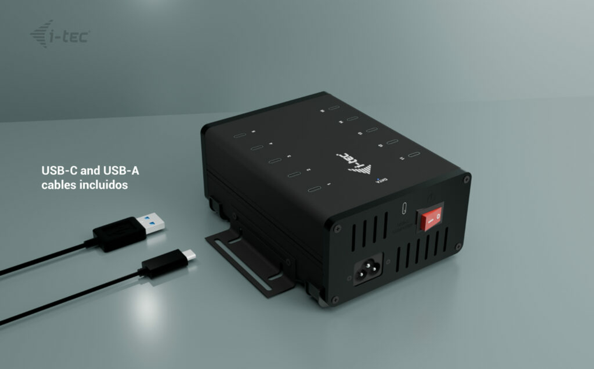 Un cargador negro i-tec con cables USB-C y USB-A. El dispositivo tiene un botón de encendido, varios puertos y una entrada de alimentación de CA.