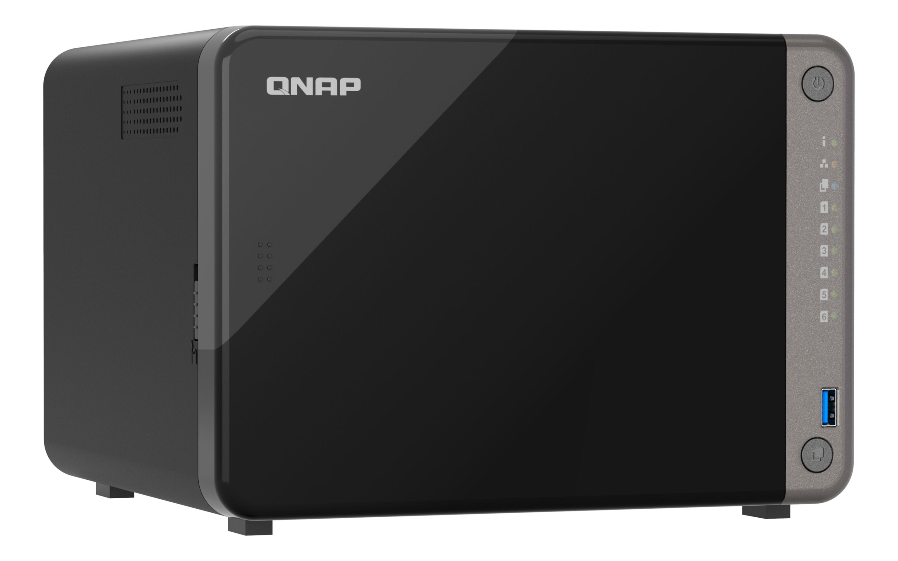 Un dispositivo NAS QNAP negro. Tiene un botón de encendido, puerto USB e indicadores de estado de la unidad. El logotipo de QNAP es visible.