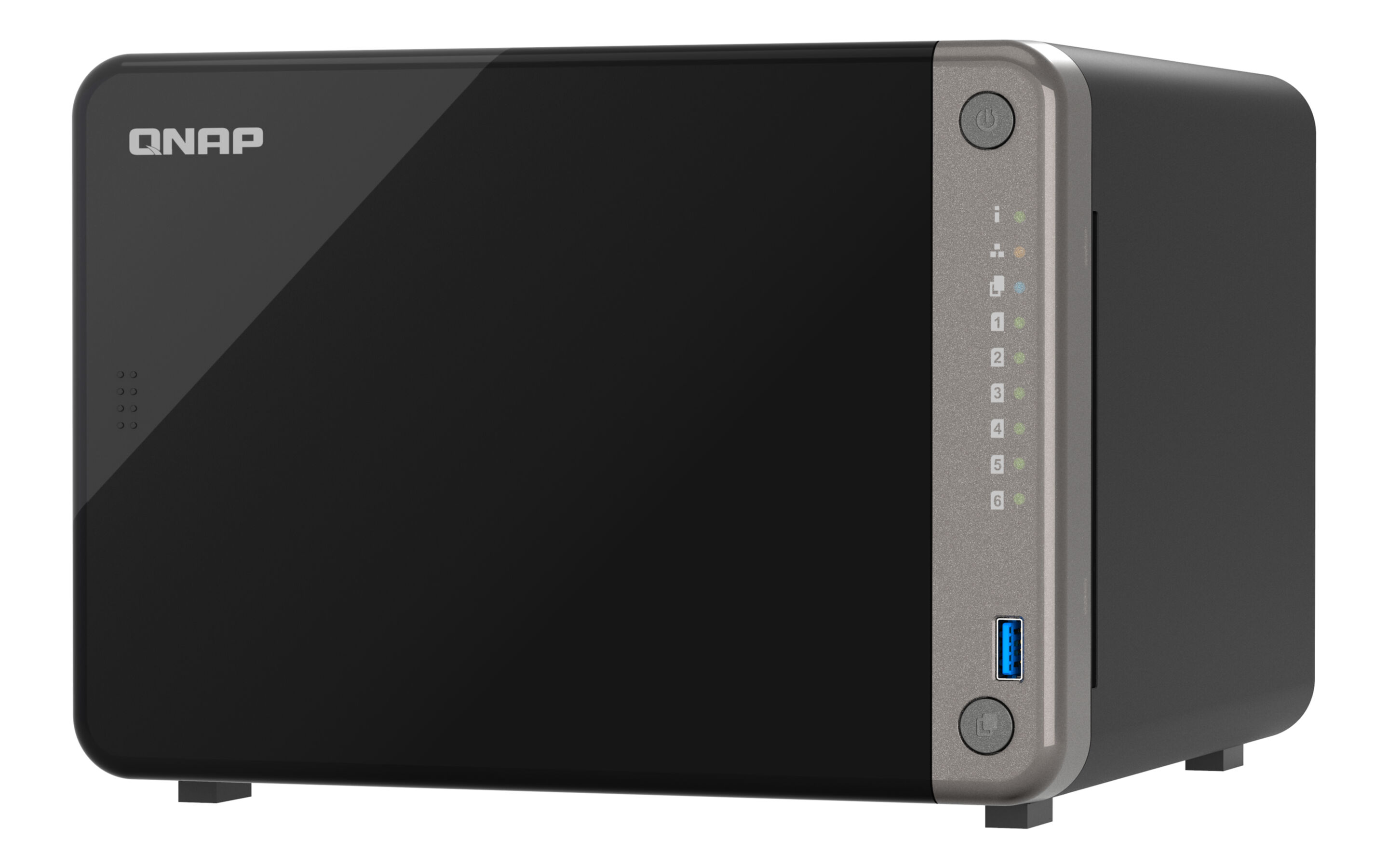 Dispositivo NAS QNAP negro. Tiene una parte frontal brillante y un panel lateral con luces, botones y un puerto USB.