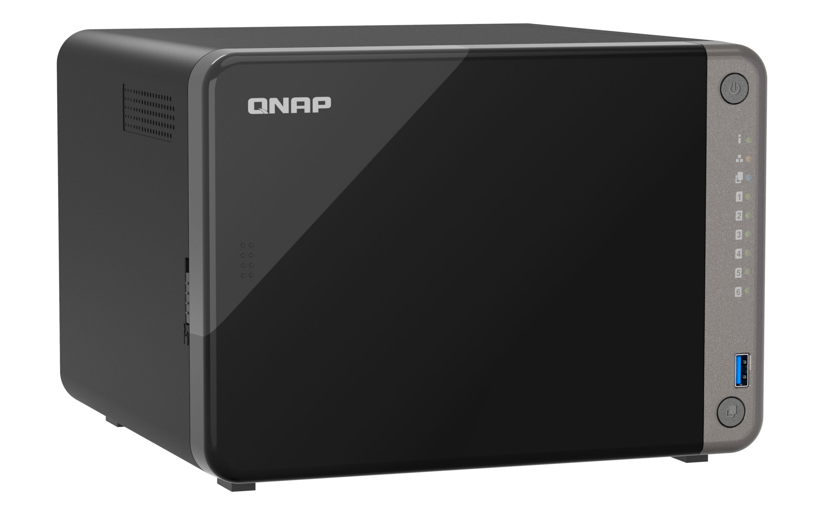 Un dispositivo NAS QNAP negro. Tiene un botón de encendido, puerto USB e indicadores de estado en el lado derecho.