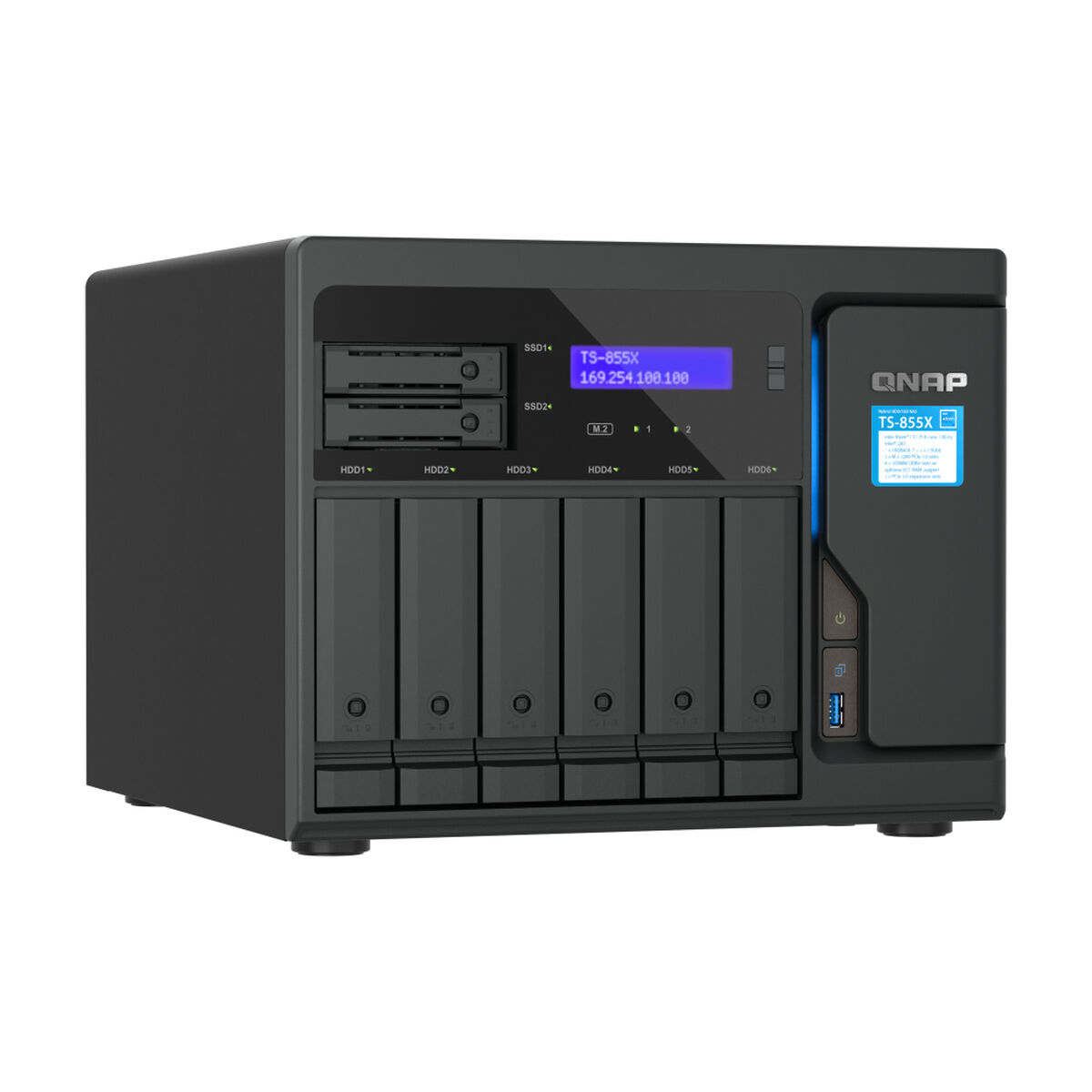Un QNAP TS-855X negro. Muestra una pantalla con la IP y el logo. Tiene bahías para discos duros. El diseño es moderno y funcional.