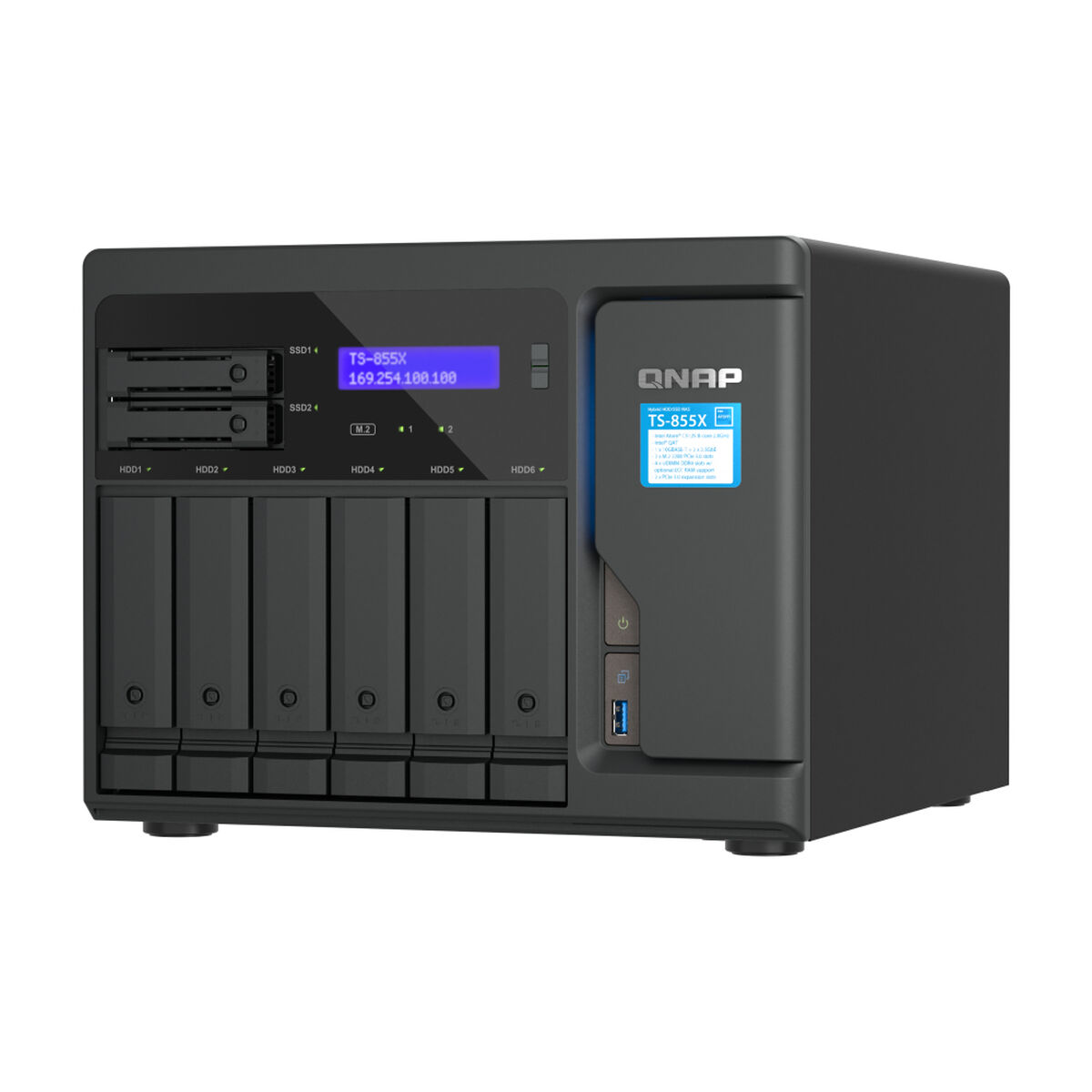 Un dispositivo NAS QNAP TS-855X negro con una pantalla que muestra una dirección IP. Tiene bahías de unidad y un puerto USB.