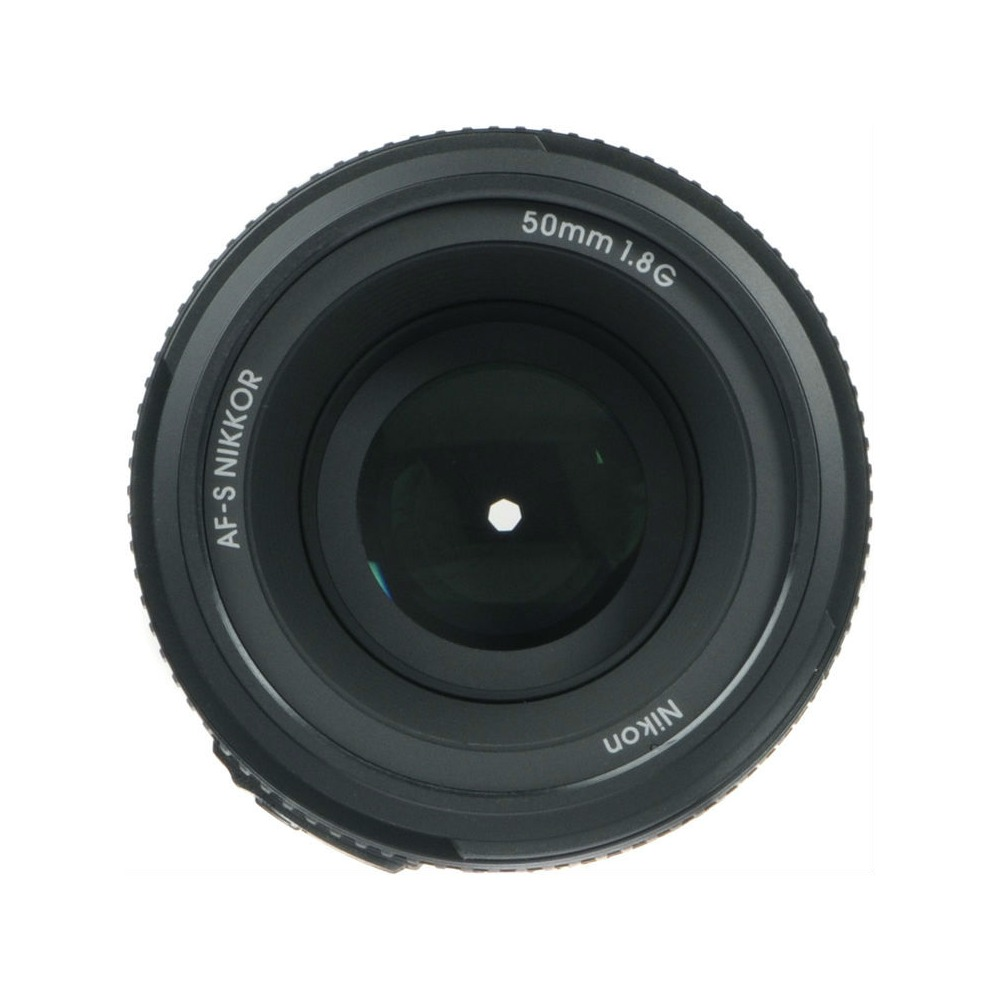 Nahaufnahme eines schwarzen Nikon-Kameraobjektivs. Es hat Text, der '50mm 1.8G' und 'AF-S NIKKOR' sagt. Das Objektiv ist auf weißem Hintergrund zentriert.