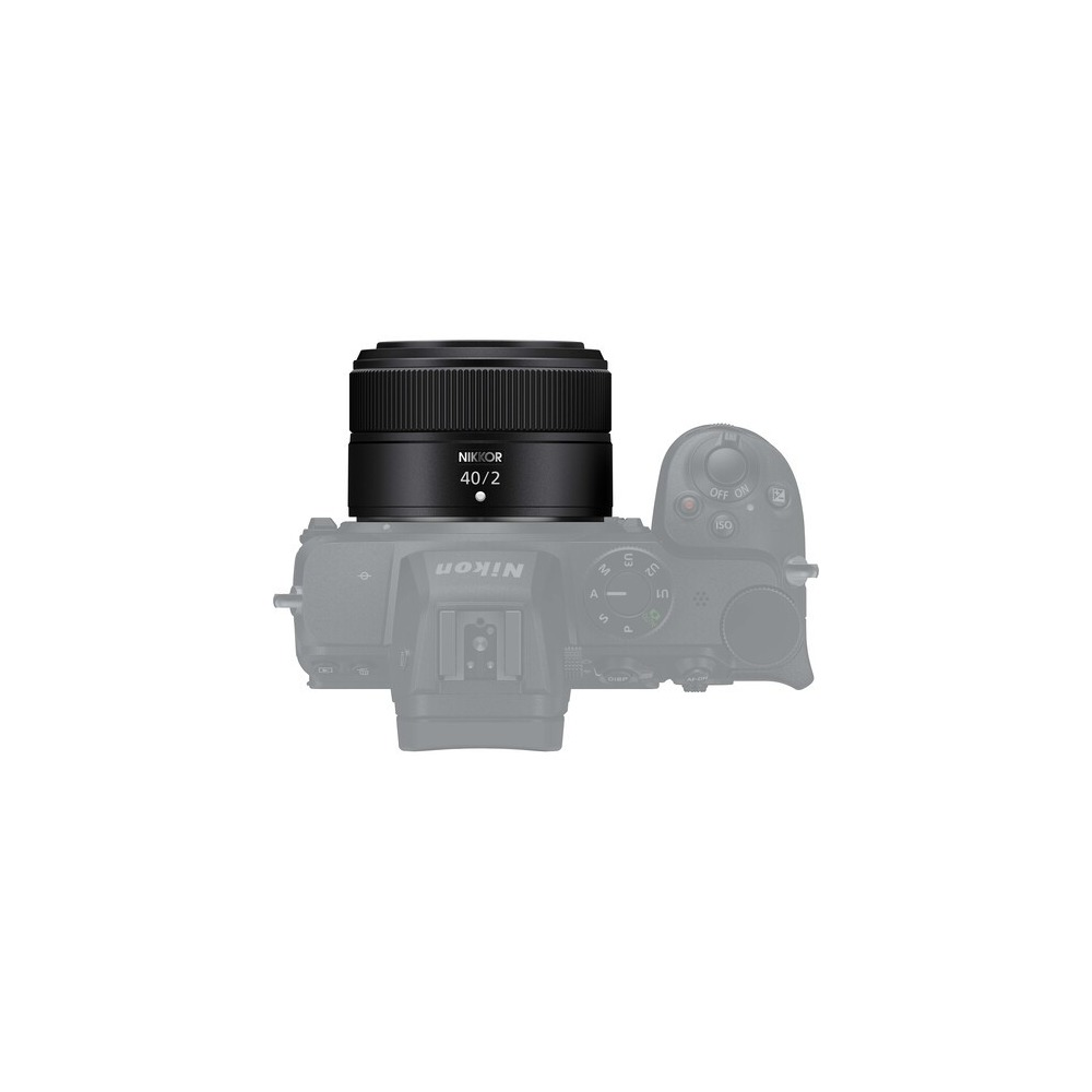 Un objetivo Nikkor 40/2 negro montado en un cuerpo de cámara Nikon gris. El fondo es blanco.