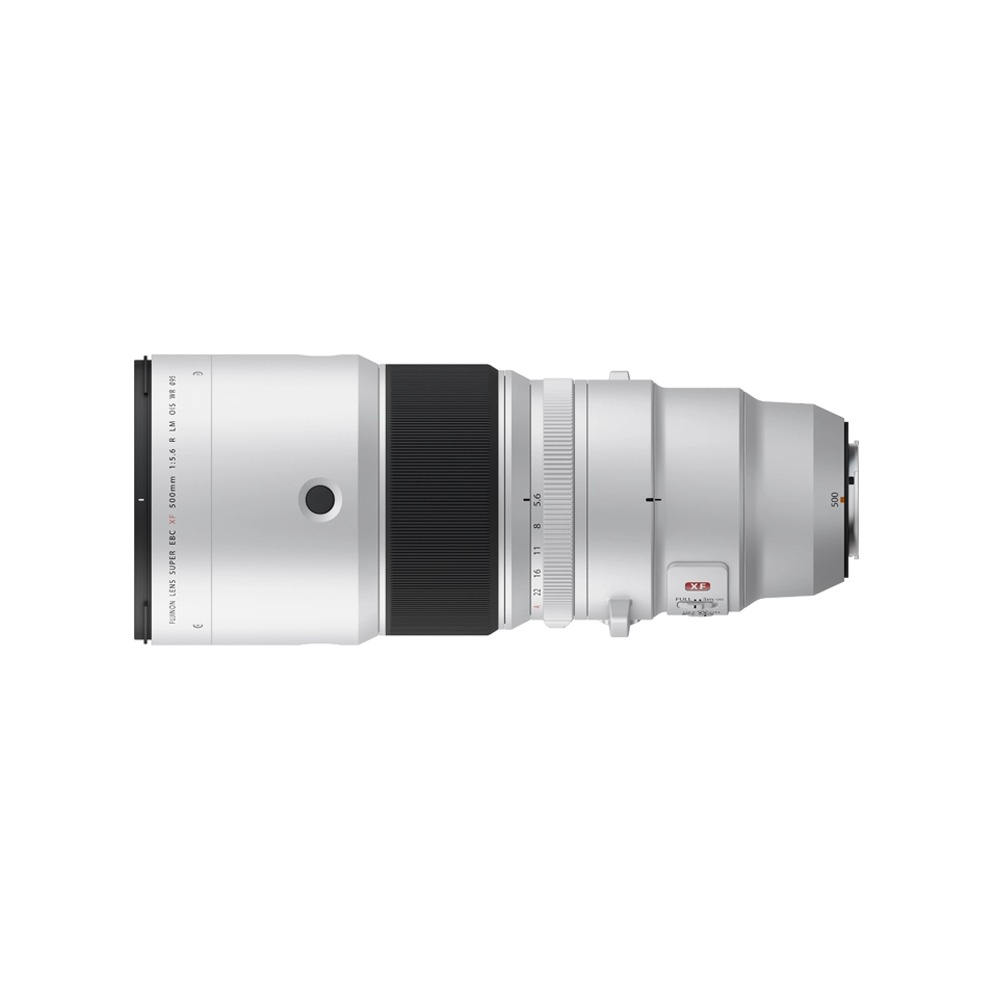 Een witte Fujinon-lens, 500 mm, met zwarte grip. Het heeft diafragma-instellingen en XF-markeringen. De lens staat op een witte achtergrond.