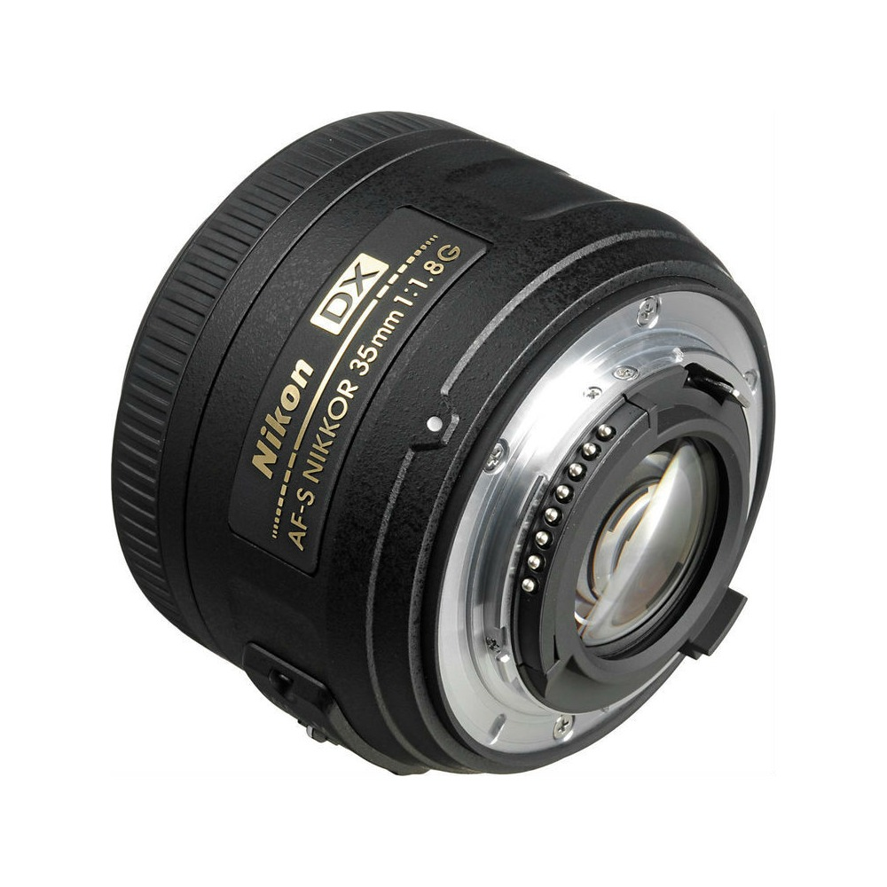 Czarny obiektyw Nikon AF-S NIKKOR 35mm 1:1.8G DX, srebrny pierścień i szklana soczewka. Izolowane na białym tle. Zbliżenie.