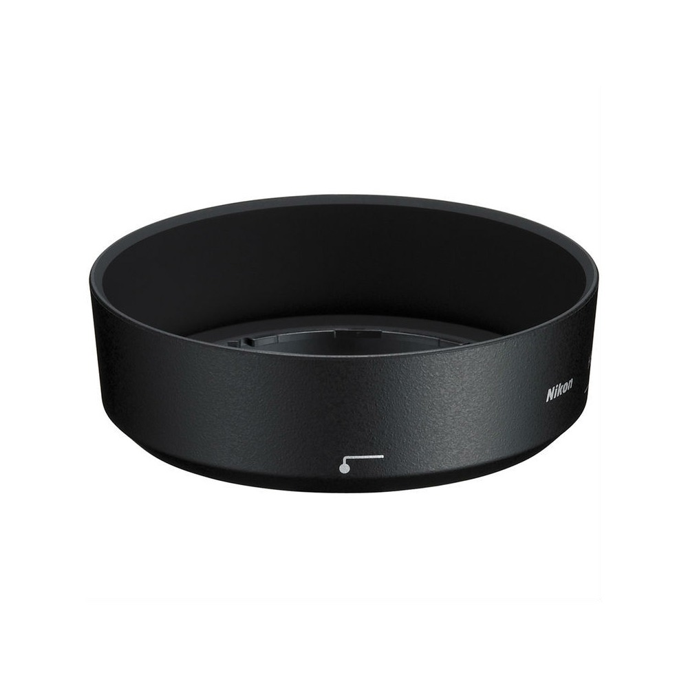 Czarna osłona przeciwsłoneczna obiektywu Nikon, o kształcie cylindrycznym, z logo Nikon z boku. Na białym tle.
