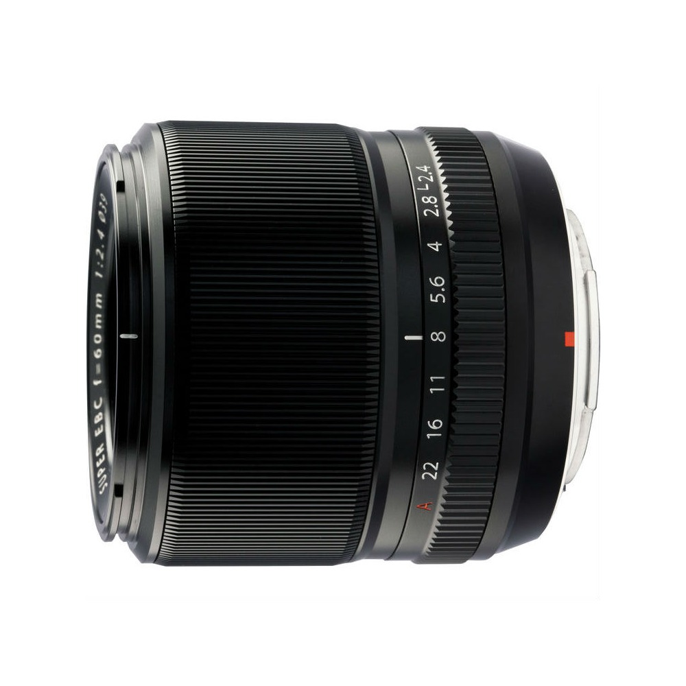 Un obiettivo nero per fotocamera su sfondo bianco. Ha segni per l'apertura e la lunghezza focale.