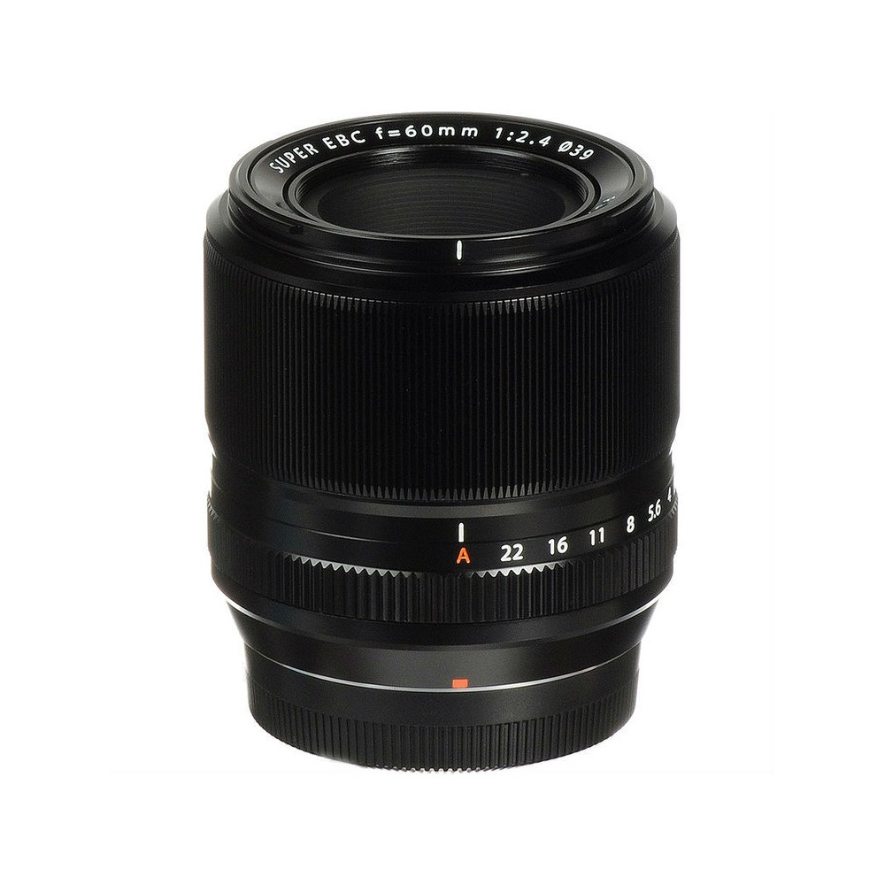 Un obiettivo nero per fotocamera, Fuji, con impostazioni segnate. L'obiettivo è cilindrico, con ghiera di messa a fuoco, su sfondo bianco.