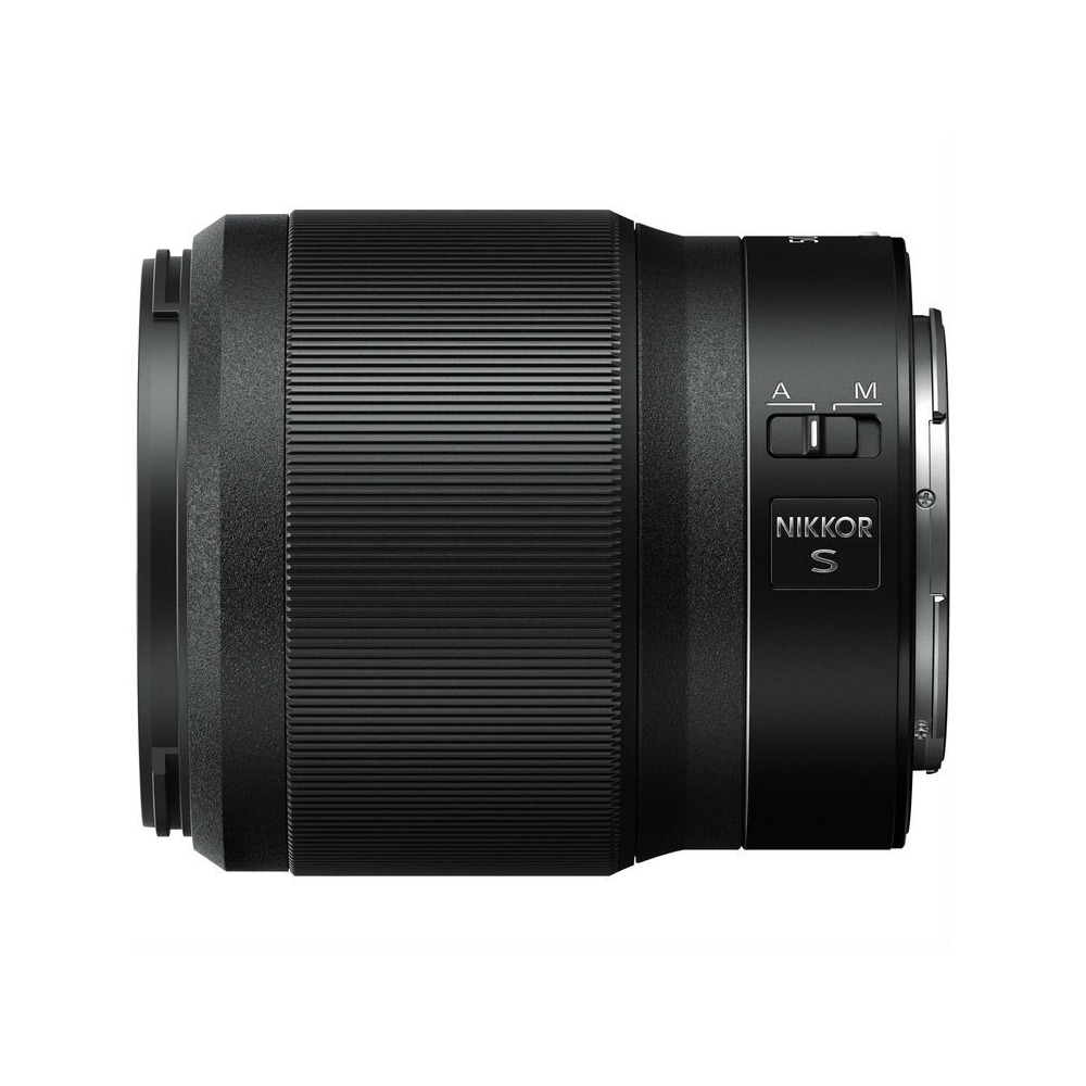 Ein schwarzes Nikkor S Kameraobjektiv. Es hat einen geriffelten Körper und Markierungen für A- und M-Modi.