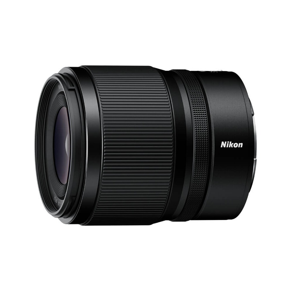 Ein schwarzes Nikon-Kameraobjektiv, zylindrisch mit gerippter Textur, Nikon-Logo auf der Seite. Objektivdeckel sichtbar.
