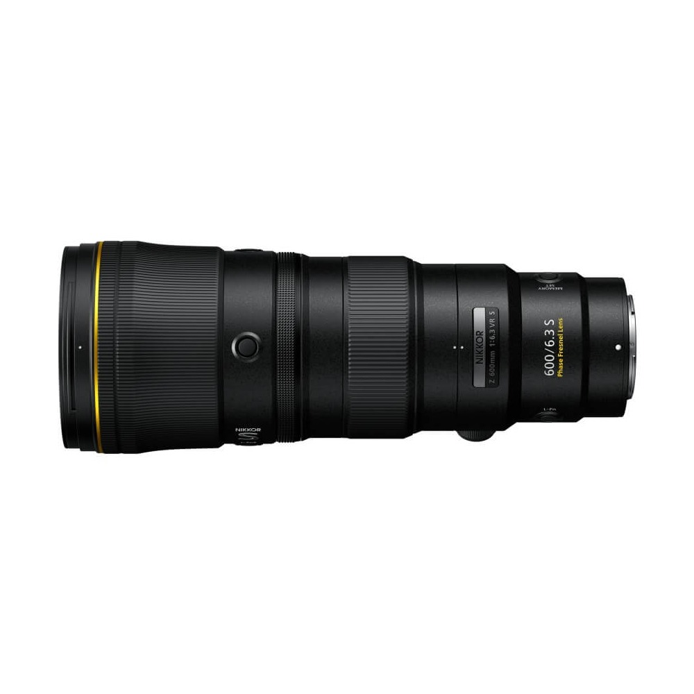 Un objetivo de cámara Nikon negro, 600mm f/6.3 S, con detalles dorados. El objetivo es cilíndrico, con varios anillos y marcas.