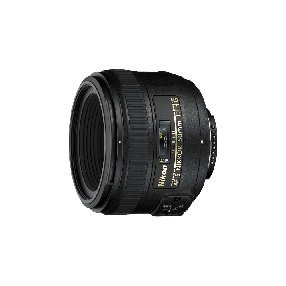 Ein schwarzes Nikon AF-S Nikkor 50mm 1:1.4G Objektiv ist auf weißem Hintergrund zentriert. Es hat Fokus- und Blendenringe sowie Markierungen.