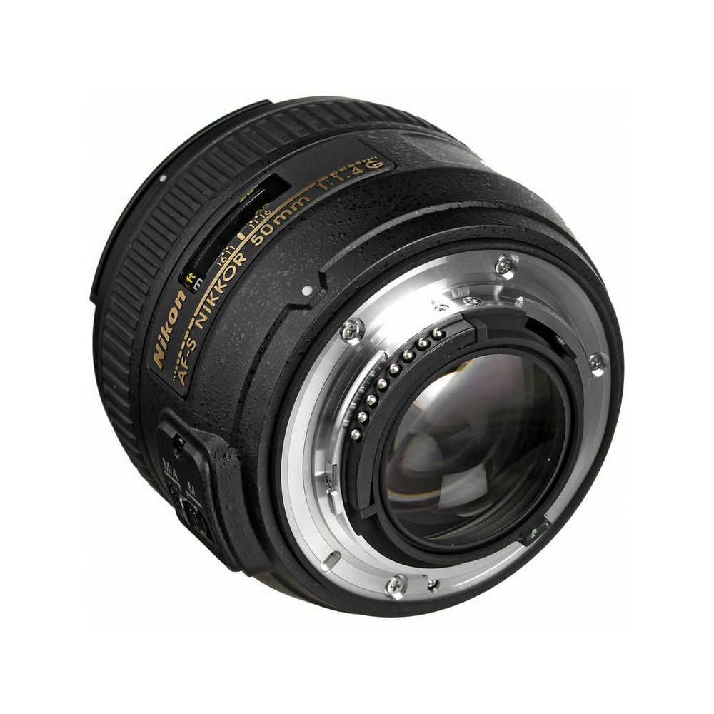 Ein Nikon AF-S Nikkor 50mm 1:1.4G Objektiv wird gezeigt. Es ist schwarz mit silbernen und goldenen Akzenten. Das Objektiv ist freigestellt.