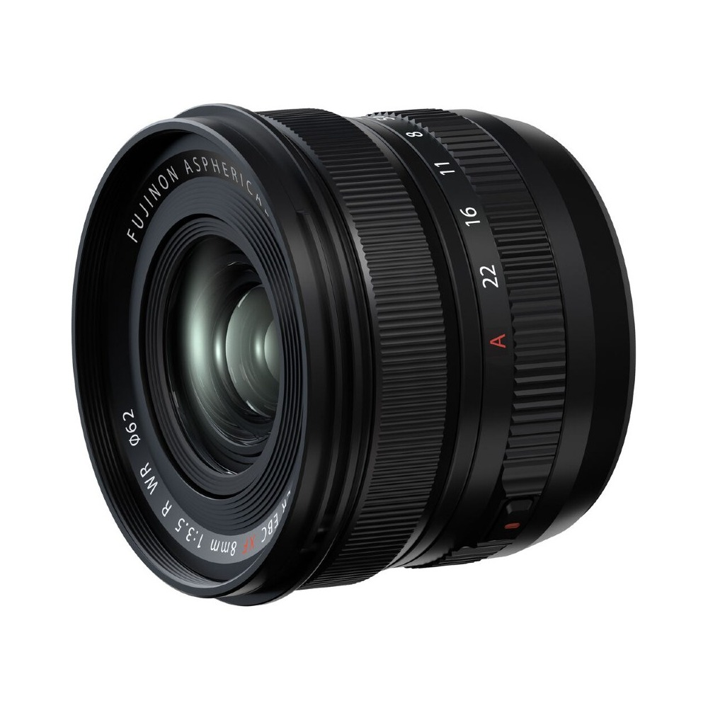 Czarny obiektyw aparatu z oznaczeniami. Ma kilka pierścieni i liczb wskazujących ogniskowe. Obiektyw jest odizolowany na białym tle.