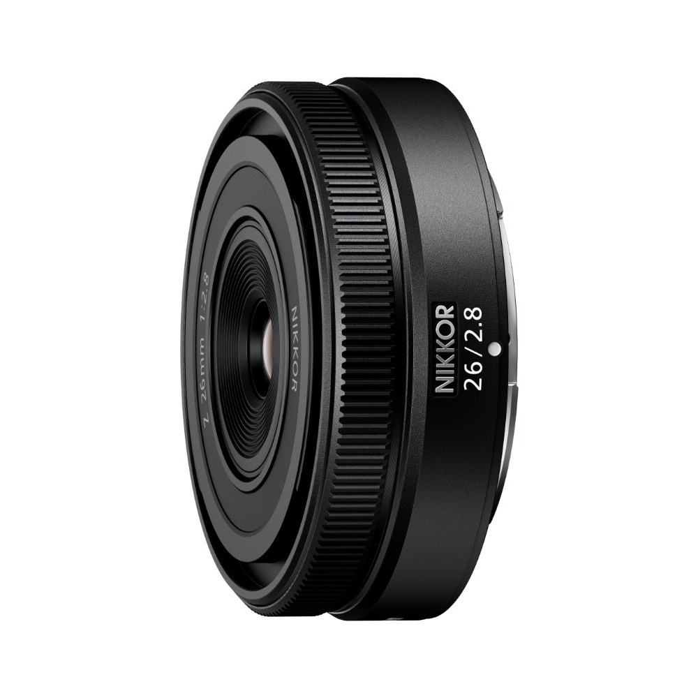 Czarny obiektyw do aparatu Nikkor 26mm f/2.8. Jest cylindryczny z rowkami na pierścieniu ostrości i tekstem wskazującym specyfikacje obiektywu.