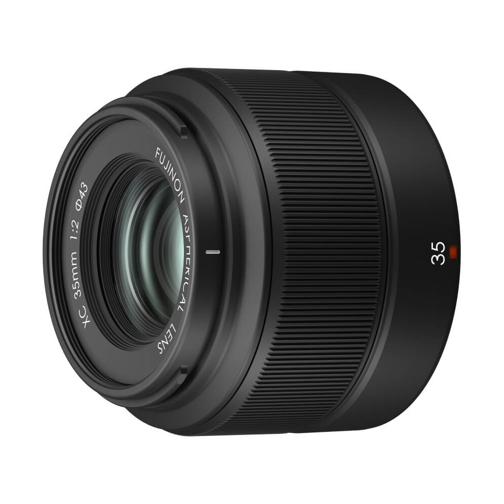 Czarny obiektyw aparatu. Ma markę FUJINON i inne teksty, takie jak XC 35mm 1:2. Widoczna jest liczba 35.