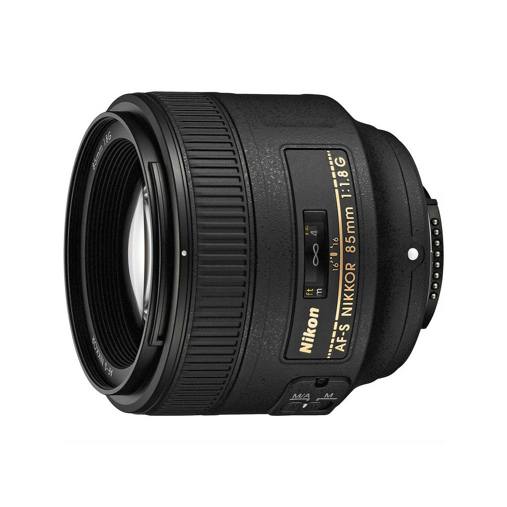 Un objetivo negro Nikon AF-S Nikkor 85mm f/1.8G. Tiene anillos de enfoque y apertura, escala de distancia e información impresa.