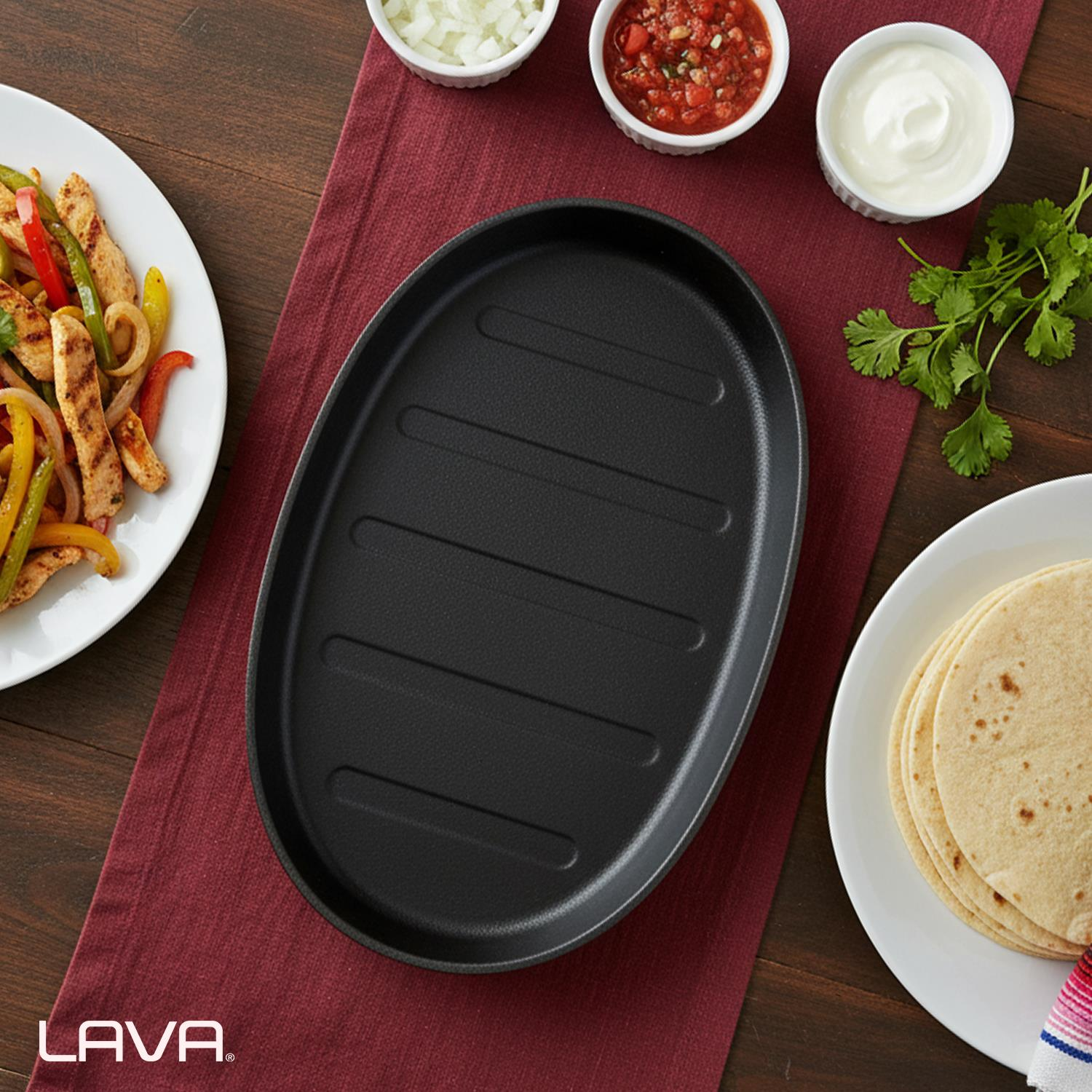 Fajita için hazırlanmış bir masa: ızgara tavuk ve biber, tortillalar, salsa, ekşi krema, soğan ve siyah bir servis tabağı.
