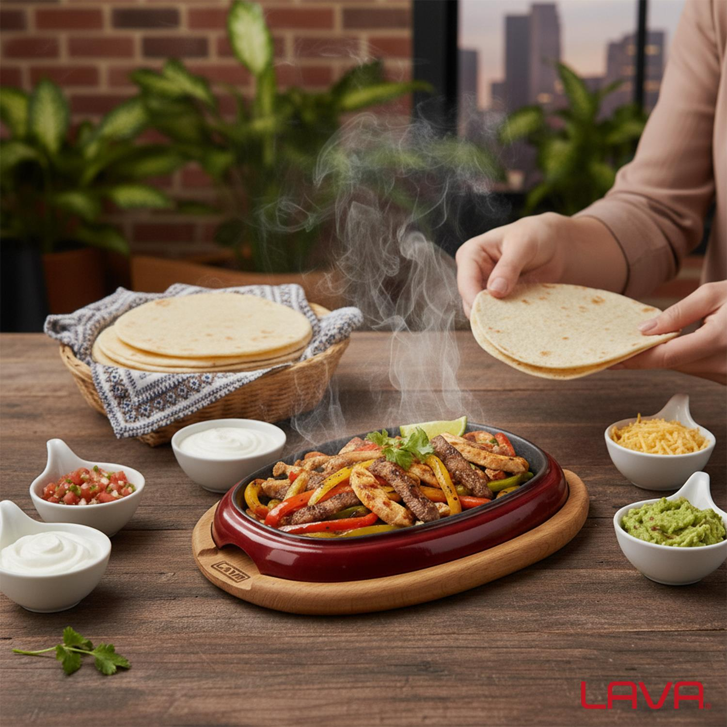Ahşap bir masada cızırdayan bir fajita yemeği var. Tortilla, et, sebze ve çeşitli soslar içerir. Bir kişi tortilla tutuyor.