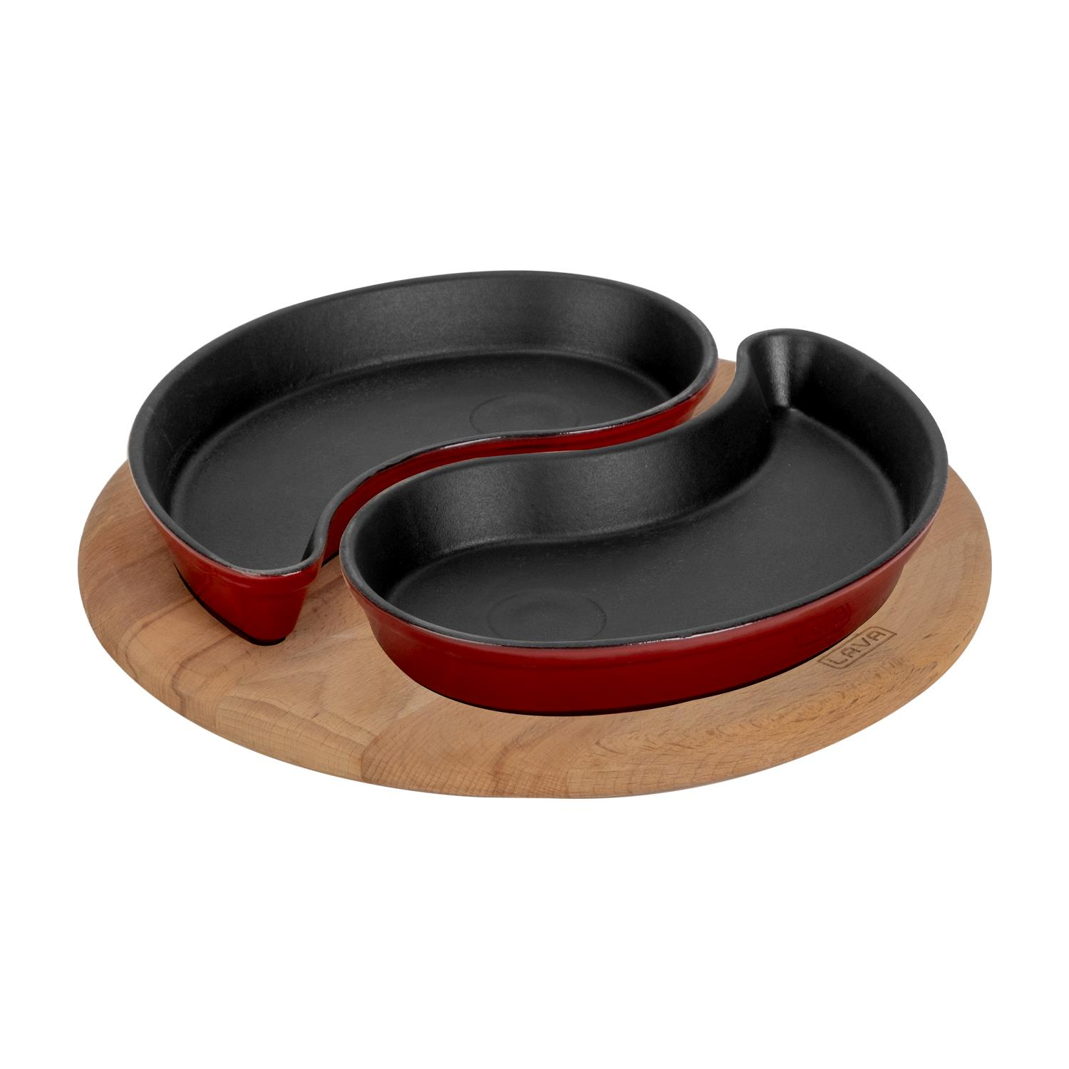 Kırmızı kenarlı iki siyah servis tabağı ahşap bir kesme tahtası üzerinde duruyor. Tabaklar yin-yang şeklinde.