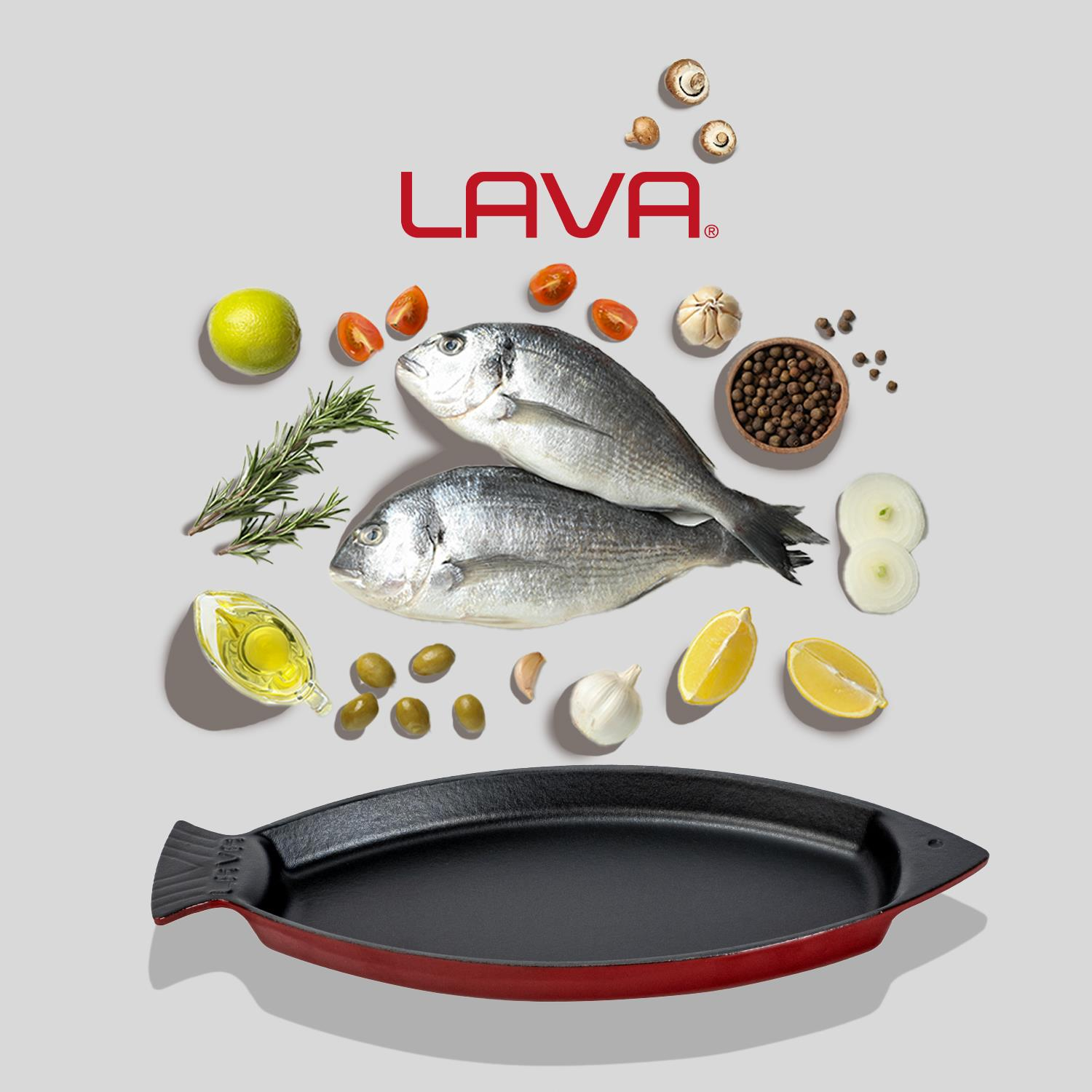 İki balık, domates, limon, sarımsak ve zeytin gibi malzemeler, "LAVA" logolu balık şeklinde bir tava etrafında düzenlenmiş.