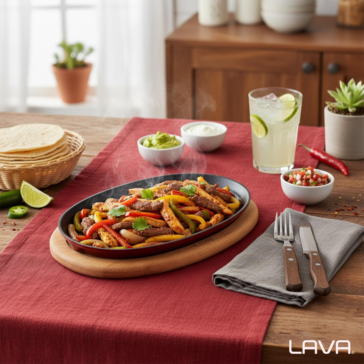Fajitas, tortilla, guacamole ve misket limonu içeceği ile bir masa düzeni. Arka planda ahşap bir dolap ve saksıda bitkiler var.