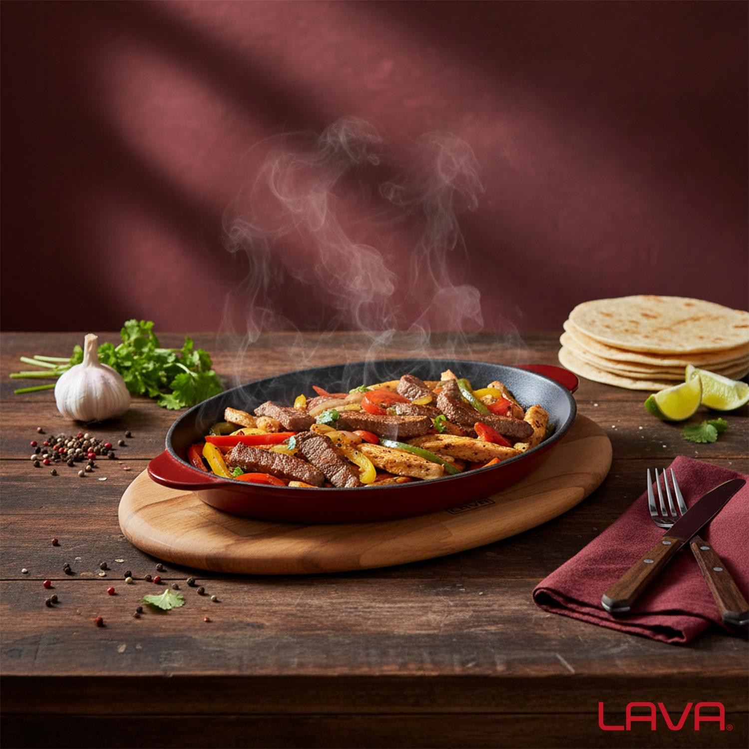 Ahşap tahta üzerinde kırmızı dökme demir tavada cızırdayan fajitalar. Tortilla, misket limonu, sarımsak, kişniş ve çatal bıçak takımı içerir.