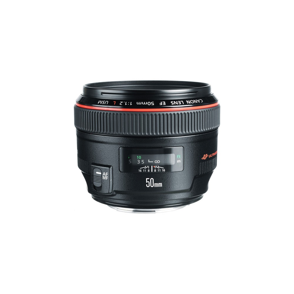 Ein Canon EF 50mm f/1.2L USM Objektiv. Das Objektiv ist schwarz mit roten Akzenten, verschiedenen Markierungen und einem AF/MF-Schalter. Der Hintergrund ist weiß.