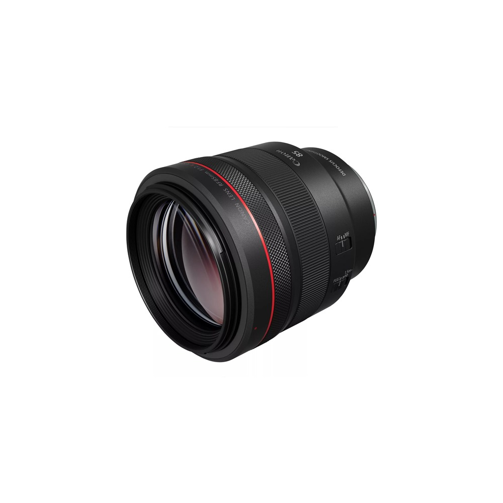 Ein Canon RF 85mm f/1.2 L USM Objektiv. Es ist schwarz mit einem roten Ring und hat Fokus- und andere Steuerringe. Das Objektiv ist isoliert auf Weiß.
