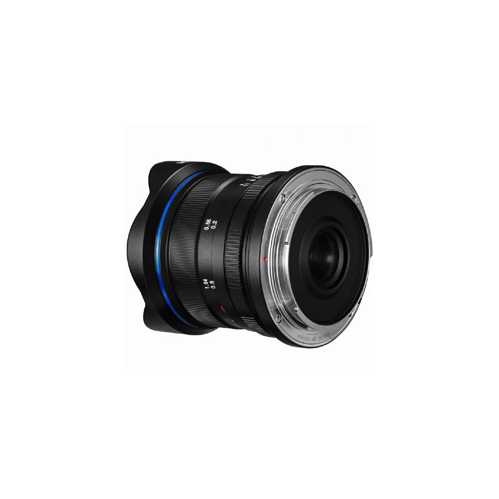 Zbliżenie obiektywu aparatu. Ma czarny korpus z niebieskimi akcentami, srebrny pierścień i szklaną soczewkę.