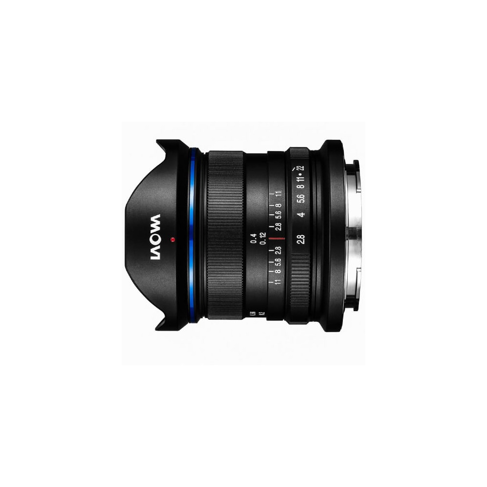 Czarny obiektyw aparatu z niebieskimi akcentami. Obiektyw ma oznaczenia ostrości i przysłony. Widoczna jest nazwa marki 'WOW'.