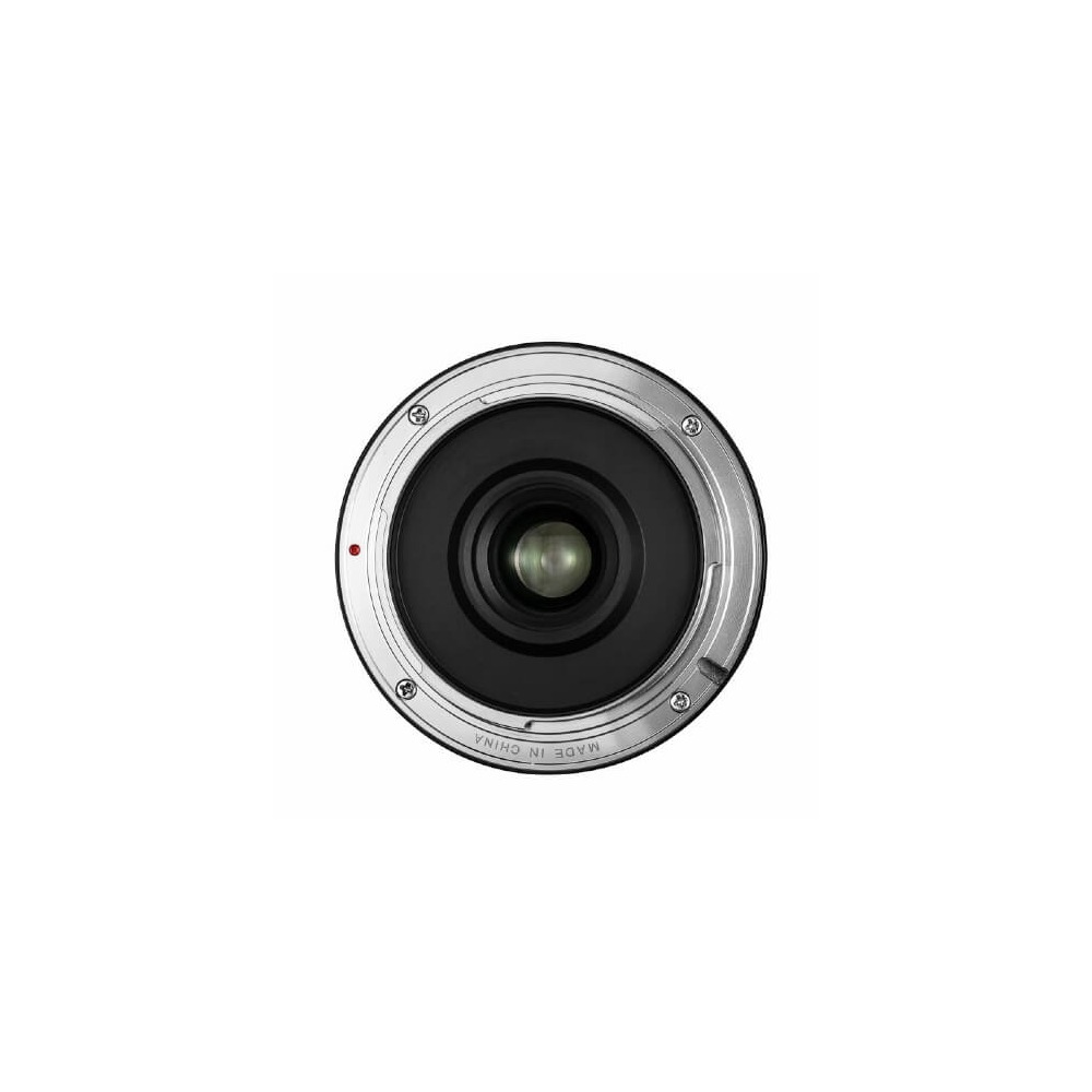 Obiektyw aparatu z czarnym środkiem i srebrnym pierścieniem. Czerwona kropka z boku. Widoczne są słowa "MADE IN CHINA".