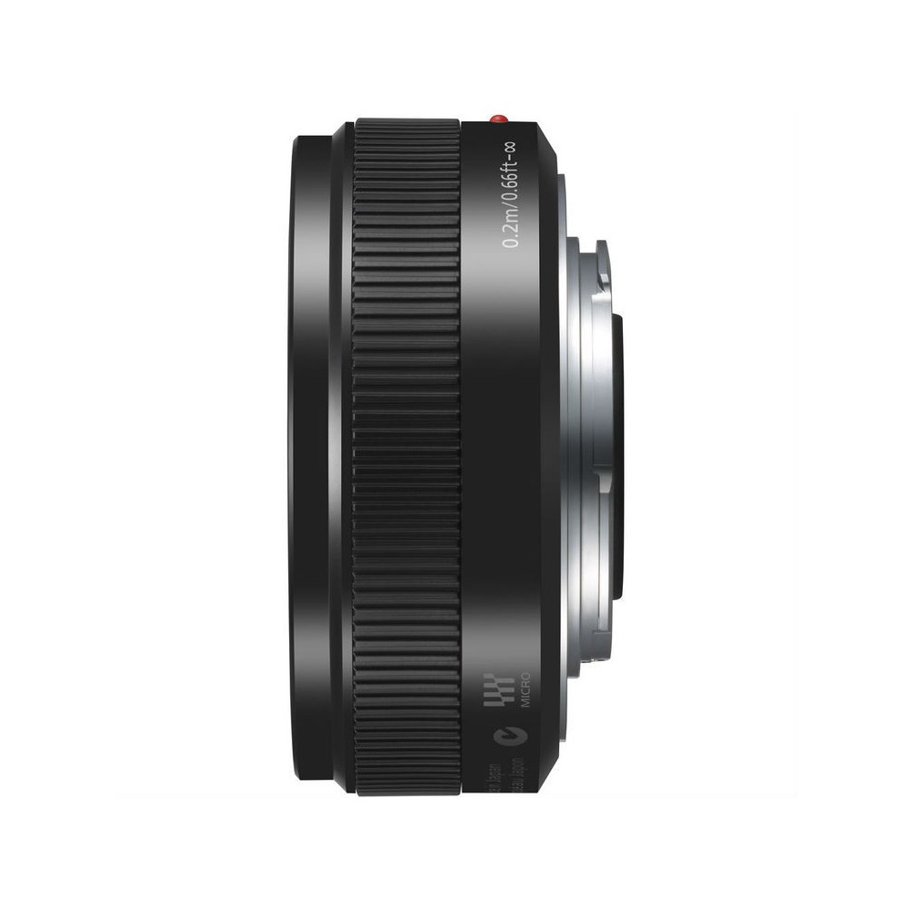 Nahaufnahme eines schwarzen Kameraobjektivs mit silbernen Details. Es hat eine gerippte Textur und Markierungen mit Spezifikationen und Herkunft.