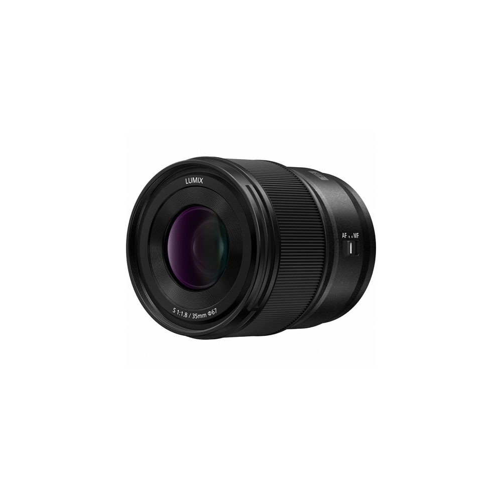 Ein schwarzes Lumix-Kameraobjektiv. Es hat einen geriffelten Griff mit der Aufschrift 'AF/MF' und 'S 1:1.8/35mm' auf weißem Hintergrund.