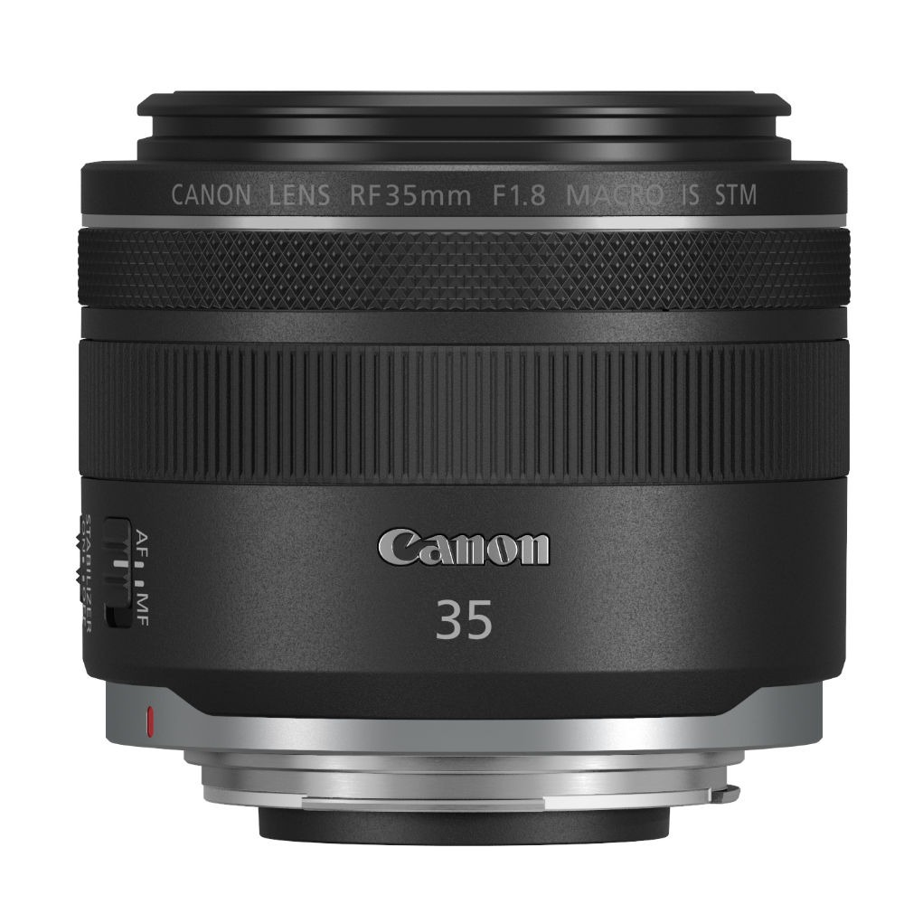 Un objectif Canon avec le texte 'Canon Lens RF35mm F1.8 Macro IS STM'. L'objectif est noir et argenté avec le marquage 'Canon 35'.