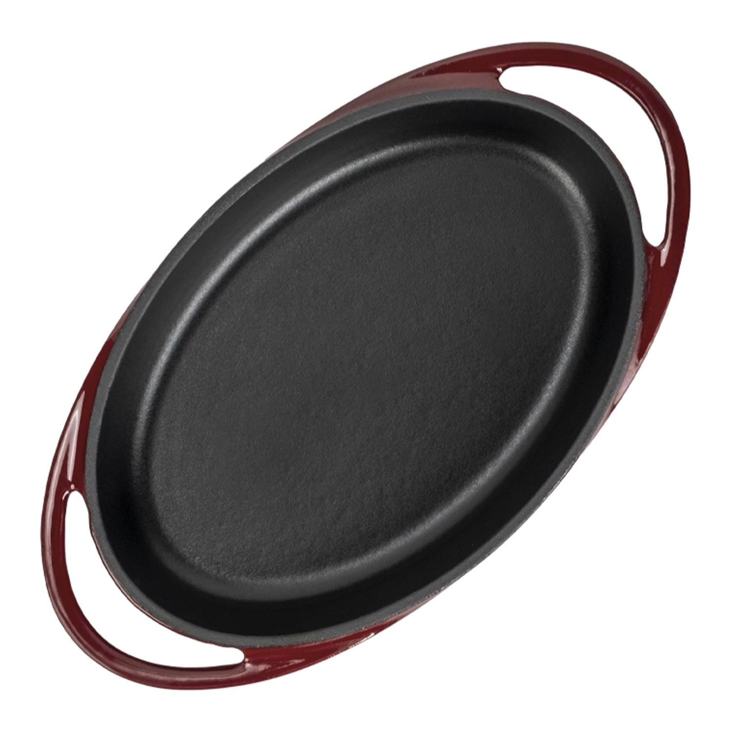 Beyaz zemin üzerinde izole edilmiş, iki bordo kulplu, oval, siyah dökme demir tava.