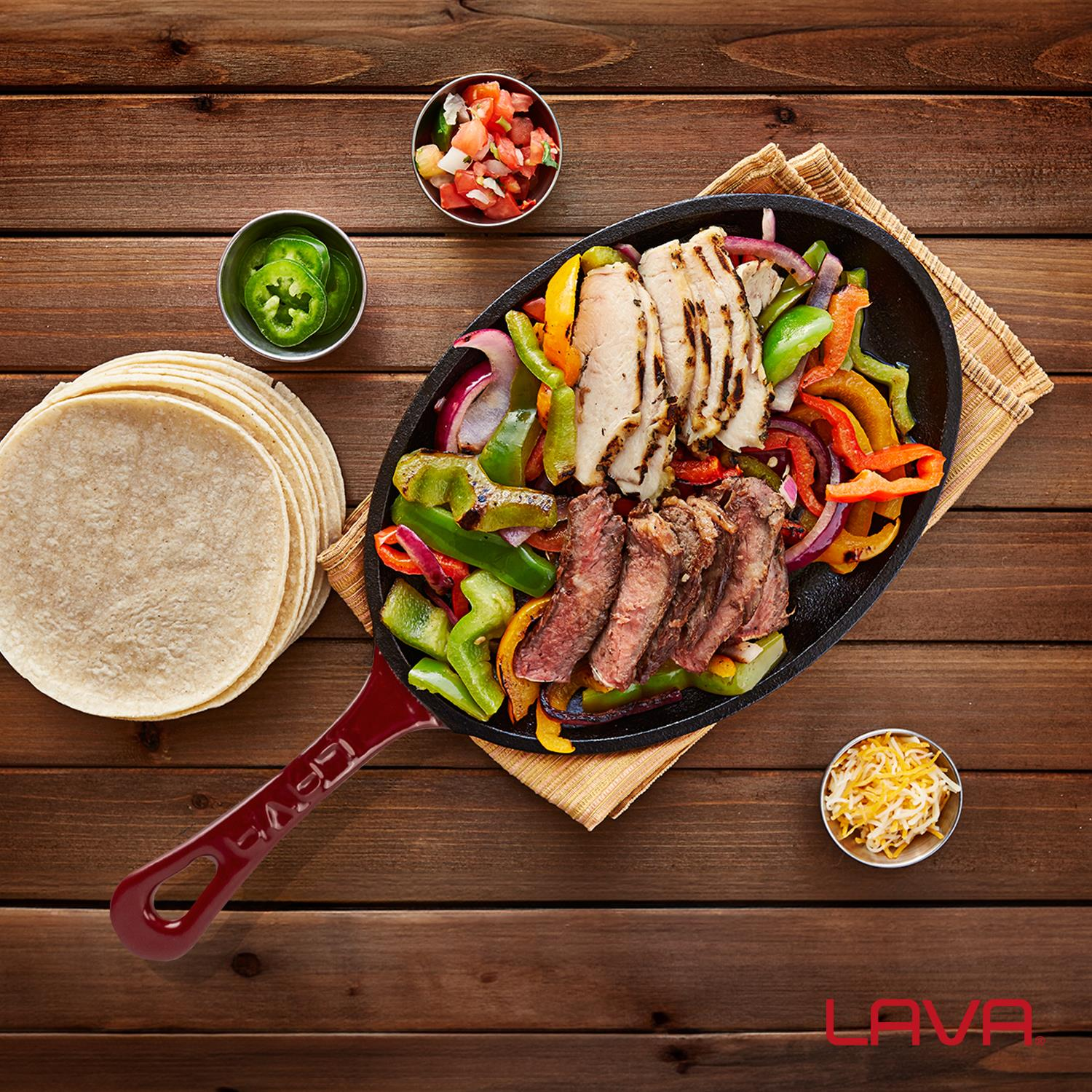 Tavada fajitas, tavuk, biftek, biber, soğan. Tortilla, salsa, jalapeno ve peynir ahşap bir masada.