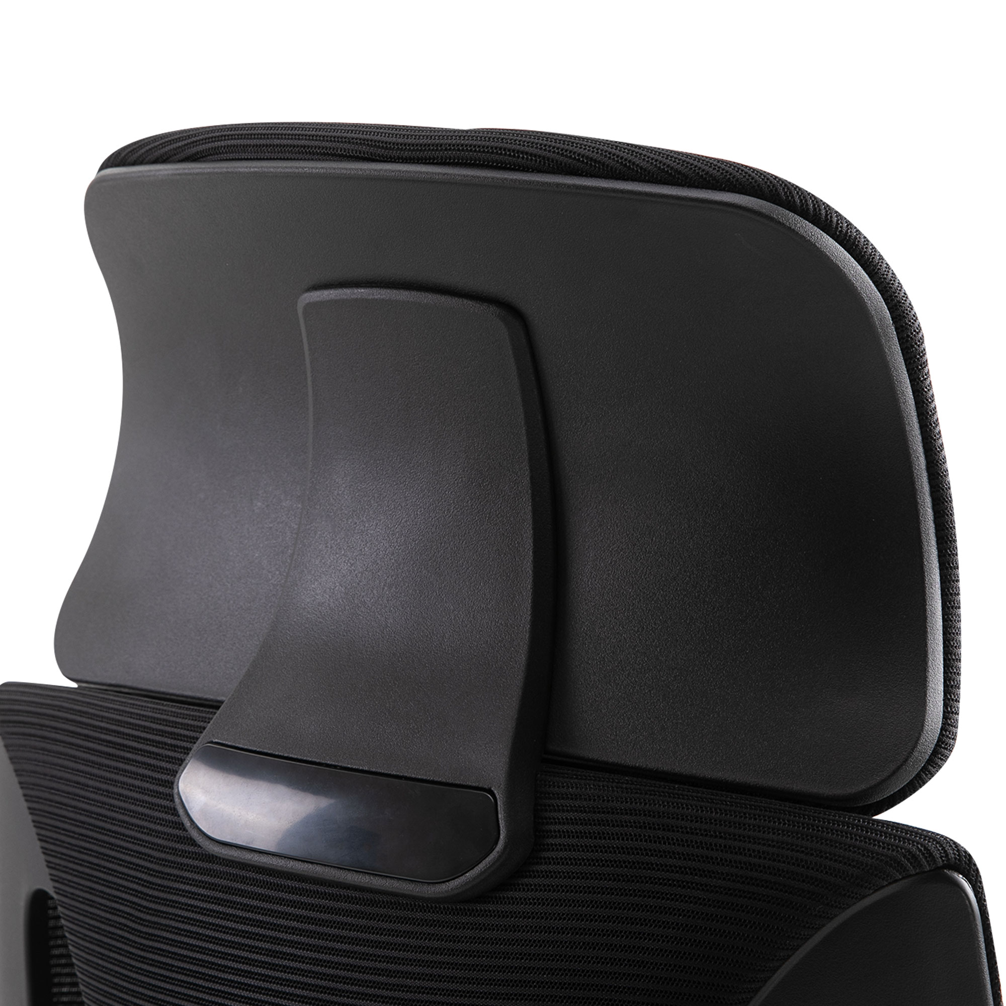 Primo piano del poggiatesta nero di una sedia da ufficio. Ha una forma curva, schienale in rete e supporto in plastica.
