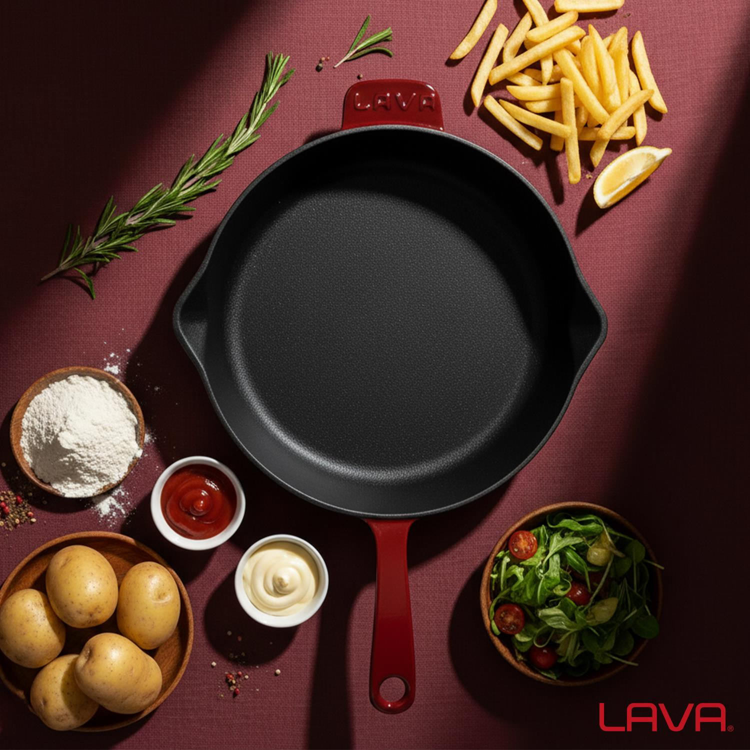 Kırmızı saplı bir dökme demir tava, patates kızartması, patates, salata, soslar ve biberiye gibi malzemelerle çevrili.