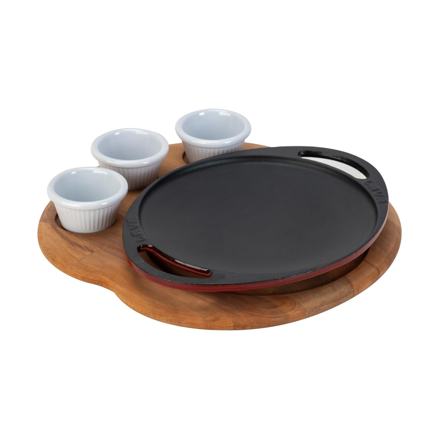 Ahşap servis tahtası üzerinde siyah bir ızgara, üç beyaz ramekin bulunur. Izgaranın kenarı kırmızıdır.