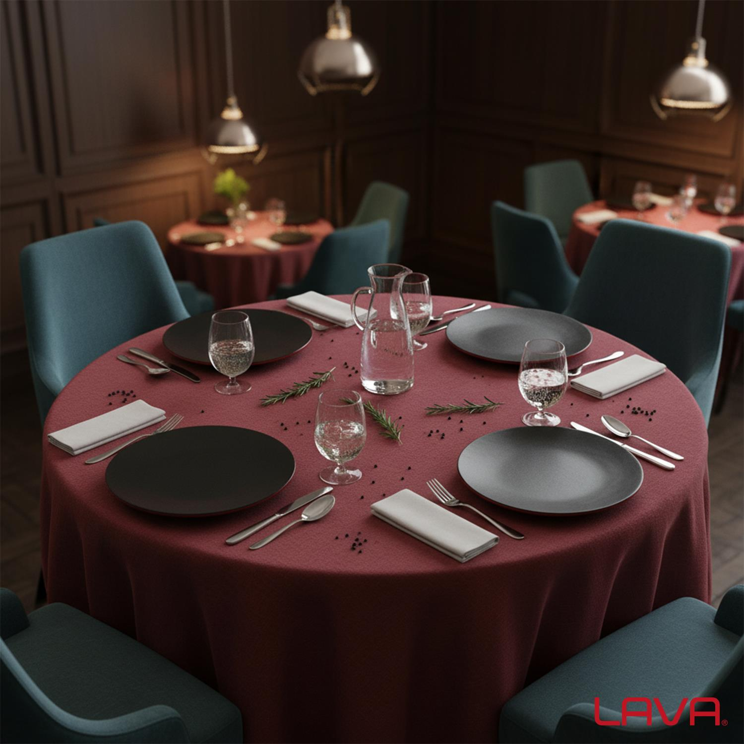 Yemek için hazırlanmış bir restoran masası, tabaklar, bardaklar ve çatal bıçak takımı. Kırmızı masa örtüleri ve turkuaz sandalyeler. Yukarıda asılı ışıklar.