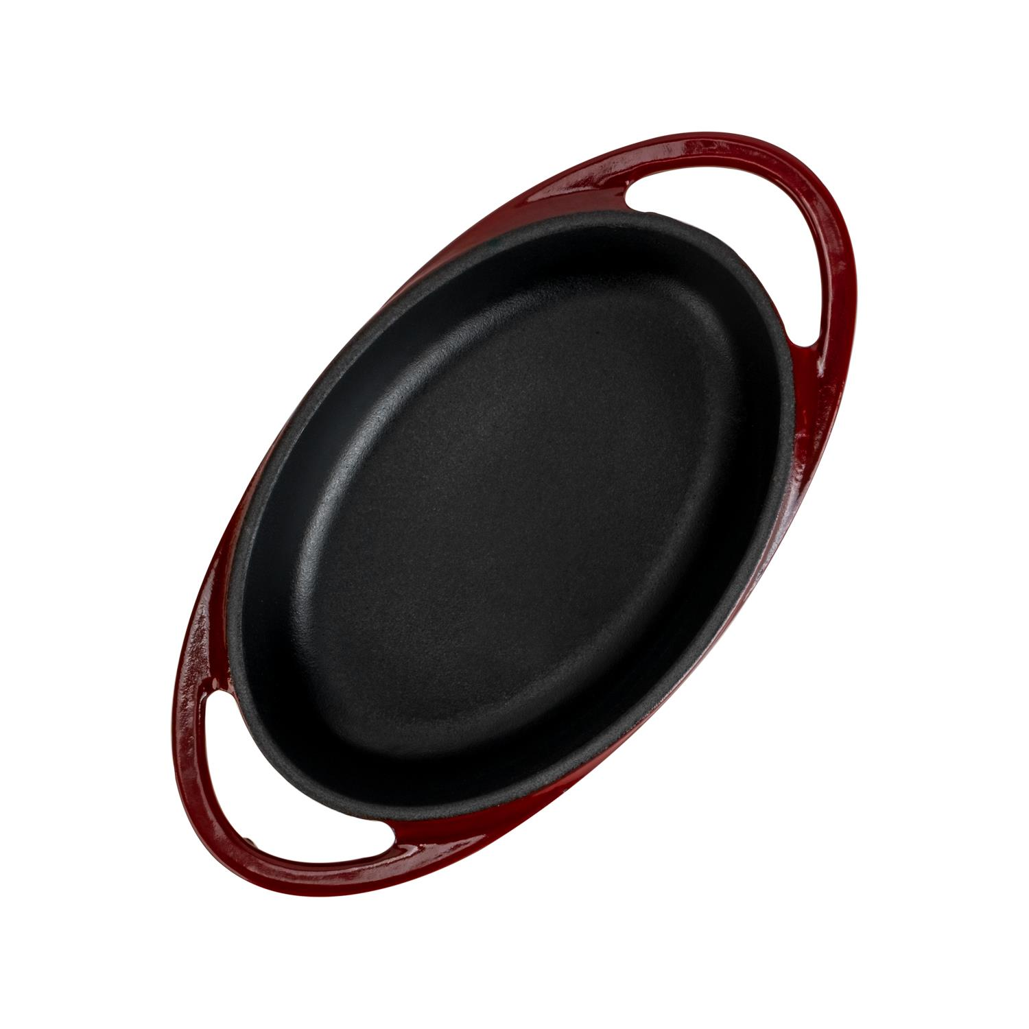 Beyaz zemin üzerinde bordo renkli oval güveç kabı. Siyah iç kısmı ve iki kulpu var.